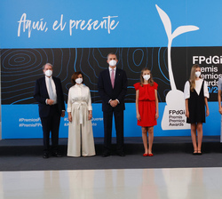 Fotografía de grupo de Sus Majestades los Reyes y Sus Altezas Reales la Princesa de Asturias y de Girona y la Infanta Doña Sofía junto a las autoridad